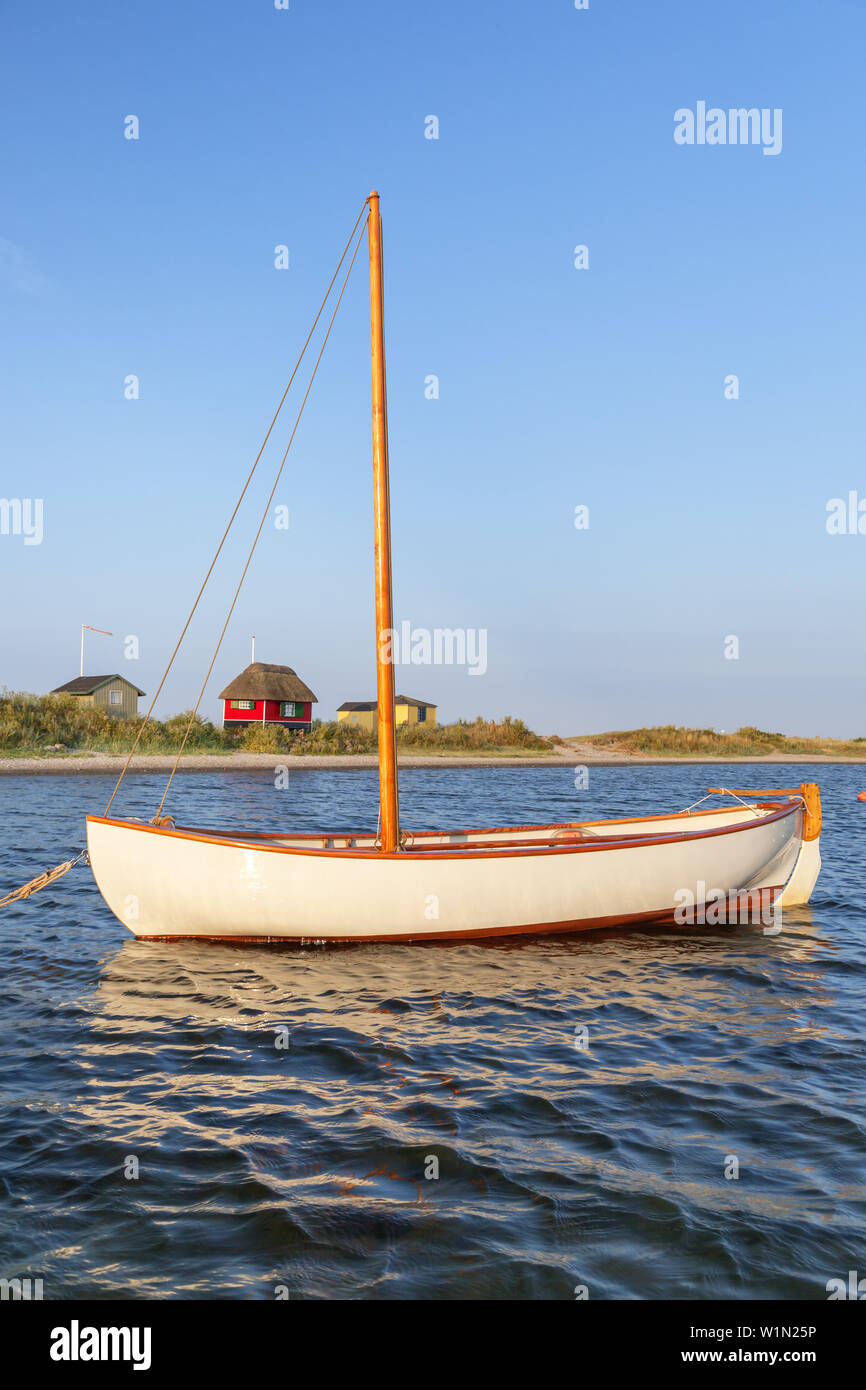 Voilier sur la mer Baltique en face de cottages sur la plage de l'île, Erikshale ærø, Marstal, au sud de la Fionie, archipel des îles de la mer du sud du Danemark, Sud Banque D'Images