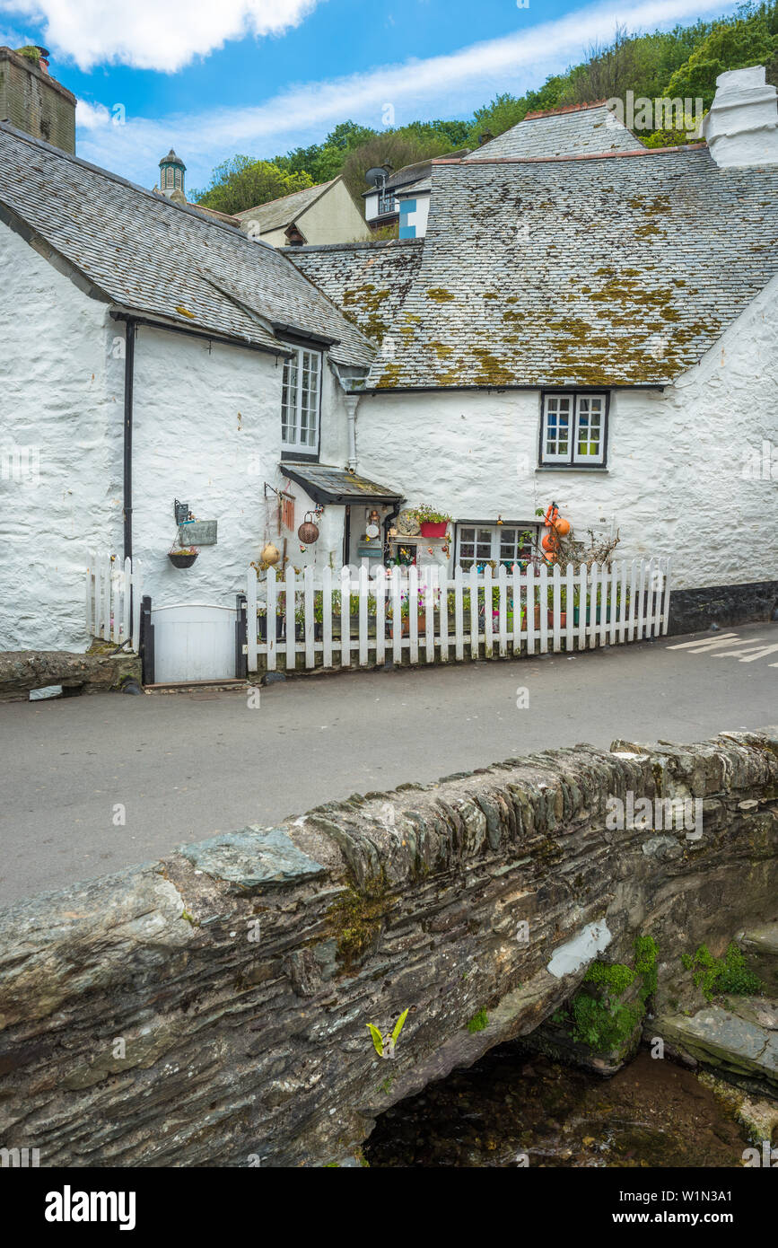 Cottages blanchis de caractère au village côtier de Polperro, Cornwall, Angleterre, Royaume-Uni Banque D'Images