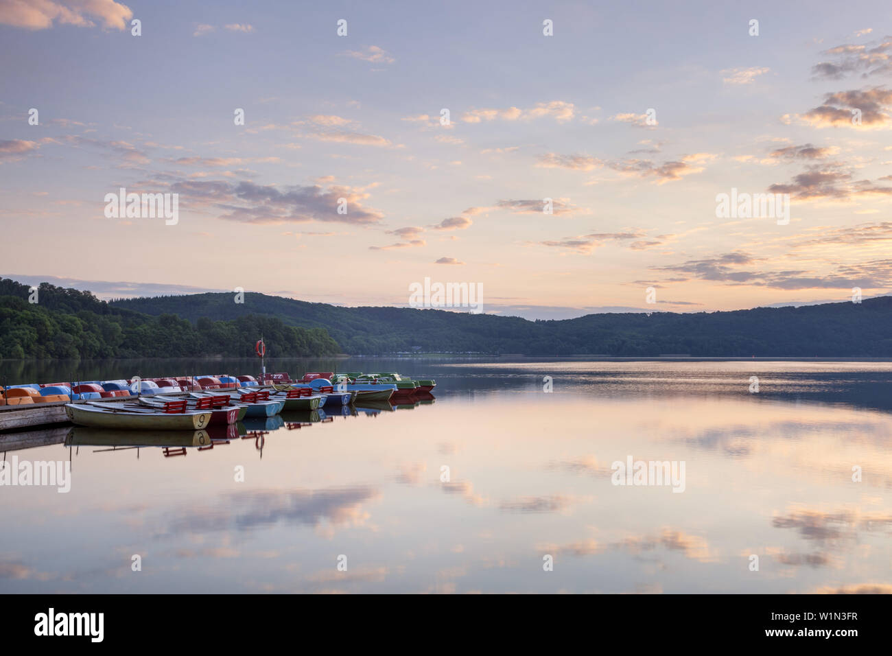 Location de bateau au lac Laacher See, près de Glees, Vulkan Eifel, Eifel, Rhénanie-Palatinat, Allemagne, Europe Banque D'Images