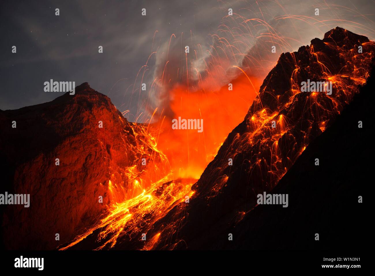 Gros plan d'une grande éruption du volcan Batu Tara avec des ...