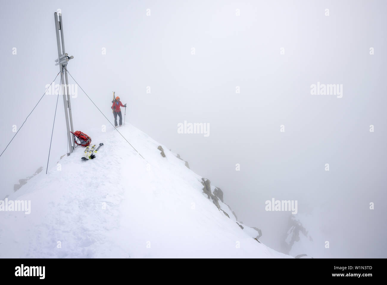 Femme ski ordre croissant à travers le brouillard jusqu'au sommet de la Cima d'Asta, Cima d'Asta, Fiemme Dolomites, Montagnes, Dolomites au patrimoine mondial de l'UNESCO, T Banque D'Images