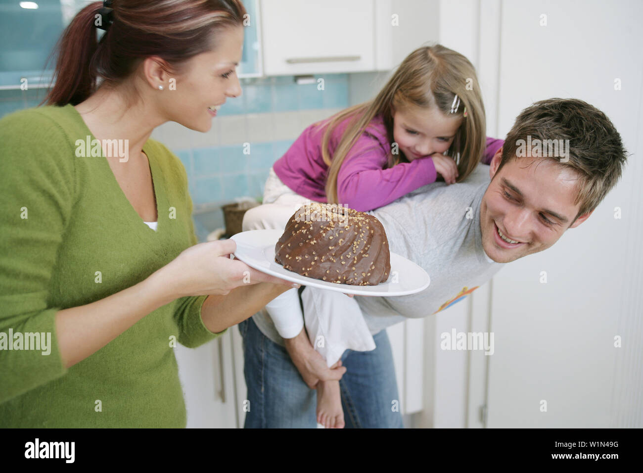 Jeune Famille Avec Un Gateau Au Chocolat Dans Une Cuisine Domestique Munich Allemagne Photo Stock Alamy