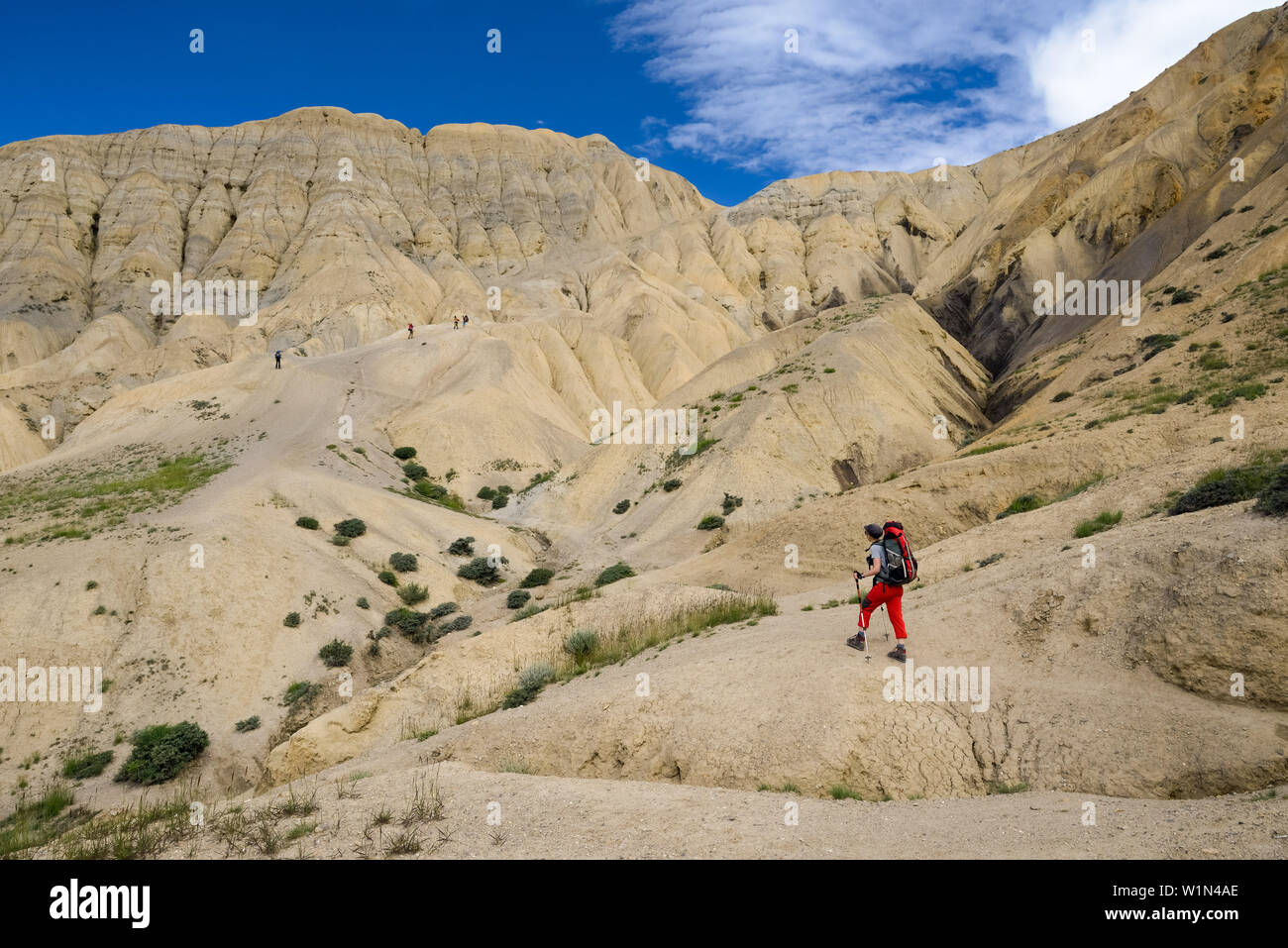 Jeune femme, randonneur, Trekker dans le typique paysage surréaliste pour Mustang dans le désert autour de la haute vallée de la Kali Gandaki, la plus profonde vallée dans le Banque D'Images