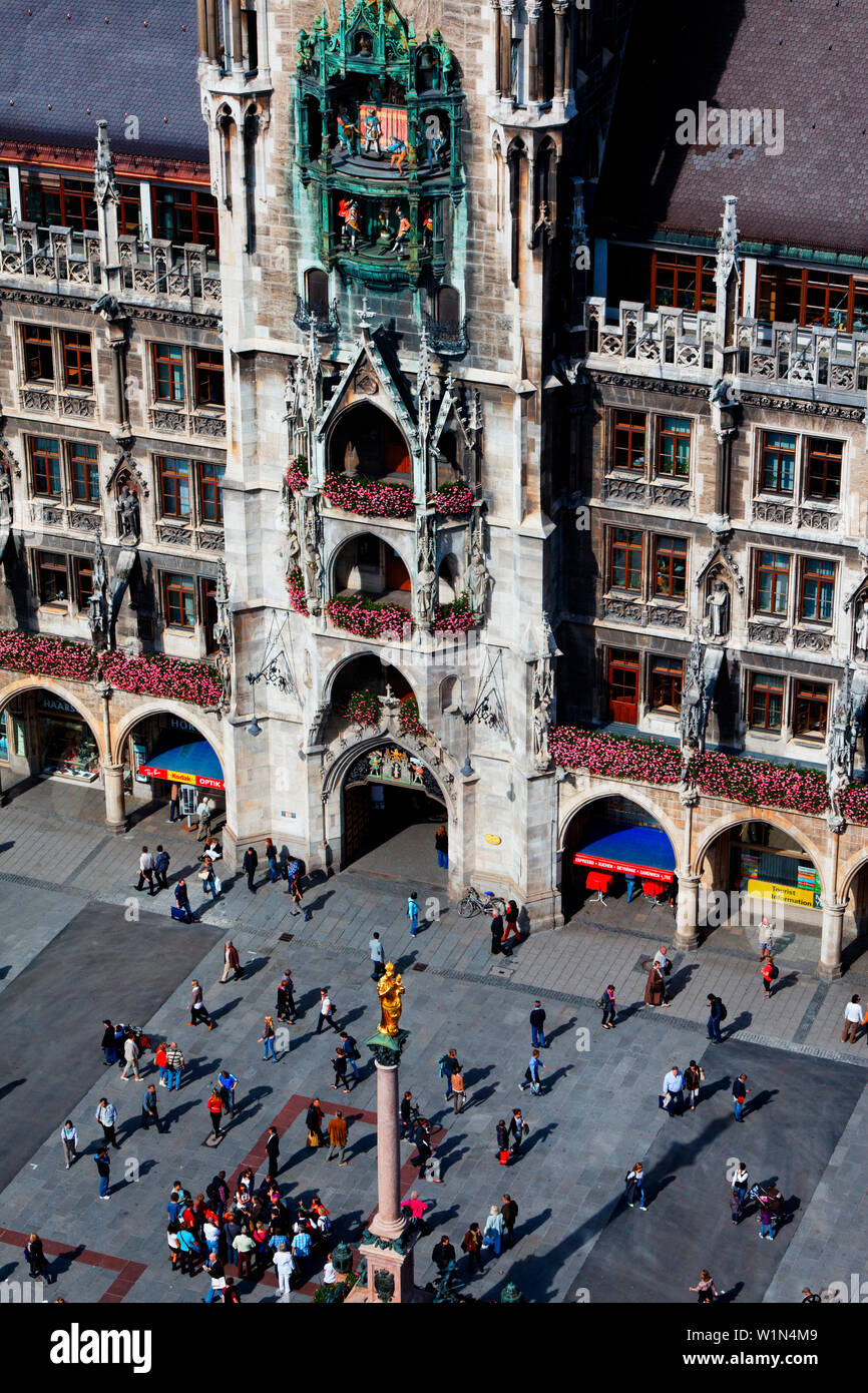 Colonne mariale et le célèbre carillon dans la façade de l'hôtel de ville, Neues Rathaus, Marienplatz, Munich, Haute-Bavière, Bavière, Allemagne Banque D'Images