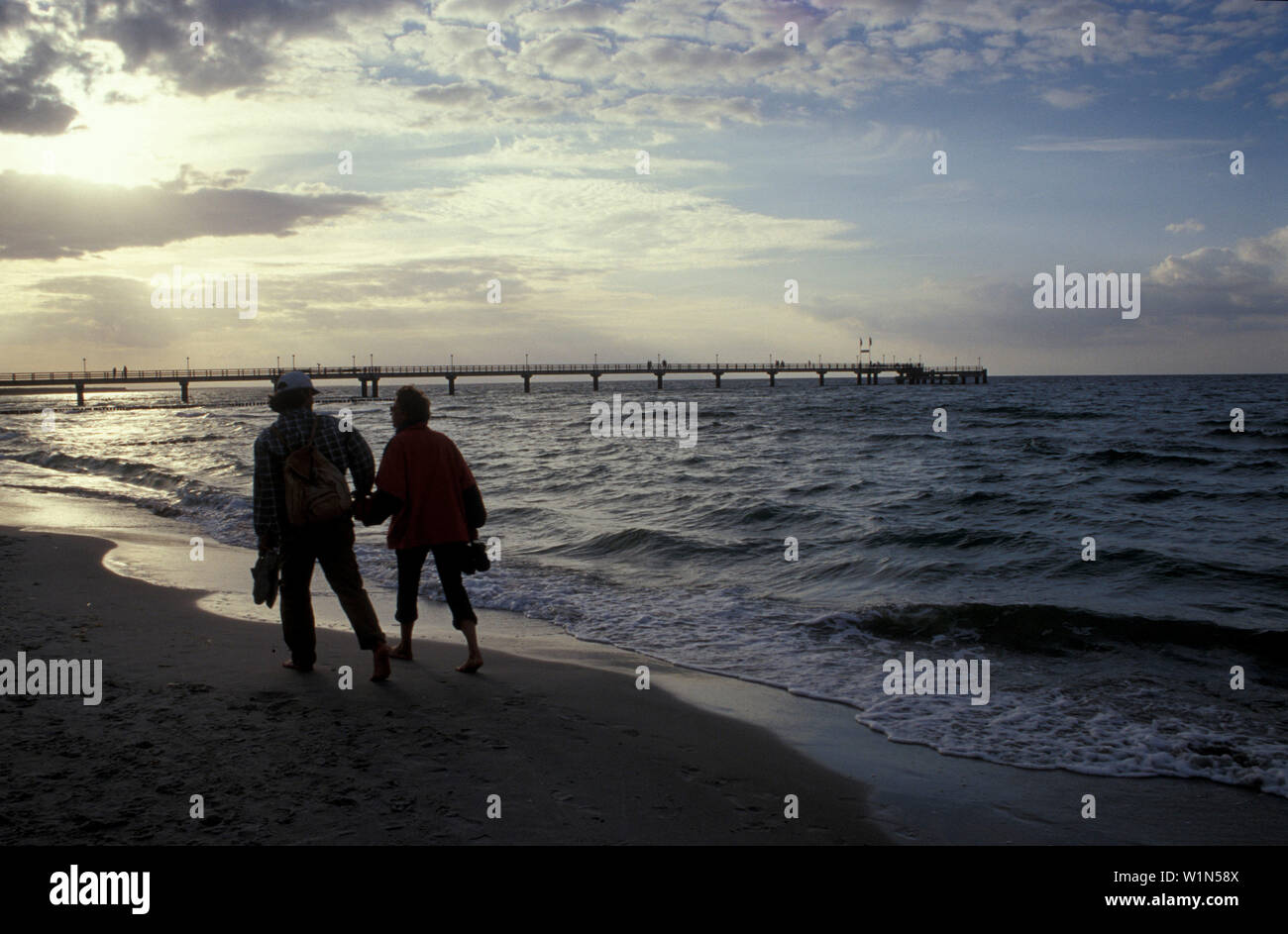 Couple en train de marcher le long de la plage, près de la mer Baltique Mecklembourg-poméranie, Zingst, Allemagne, Europe Banque D'Images