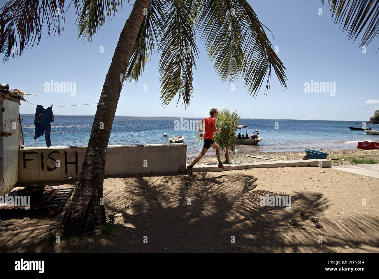 Jeune homme le long beach, Dominique, Lesser Antilles, Caribbean Banque D'Images