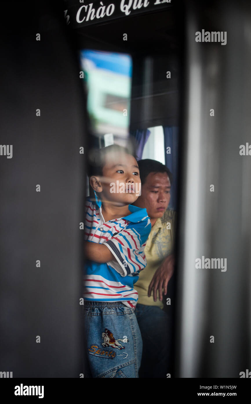 Un jeune garçon asiatique sur un bus dans le sud Vietnam Banque D'Images