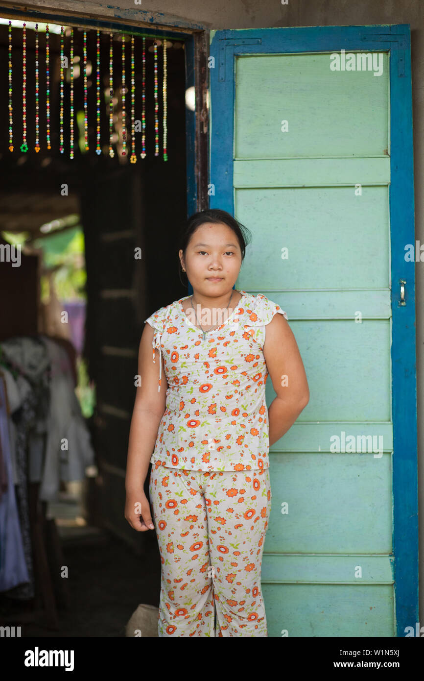 Portrait d'une jeune fille vietnamienne à son domicile Banque D'Images