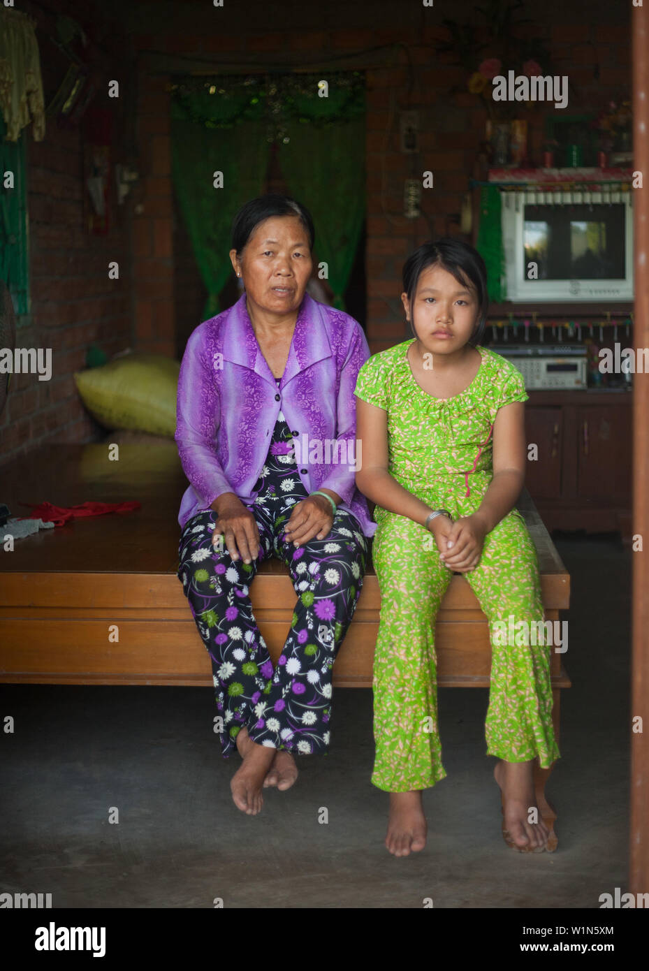 Une maman avec sa fille dans leur maison dans le sud du Vietnam dans un village près de Ho Chi Minh Ville Banque D'Images