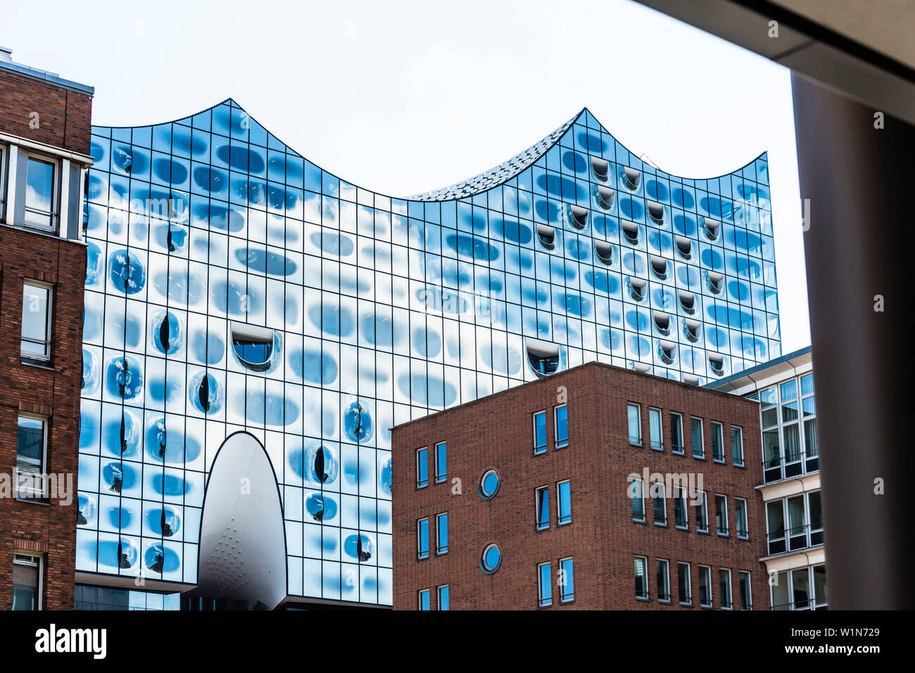 Vue de la façade unique de la salle de concert avec l'Elbphilharmonie bureau entourant les maisons, Hambourg, Hafencity, Allemagne Banque D'Images