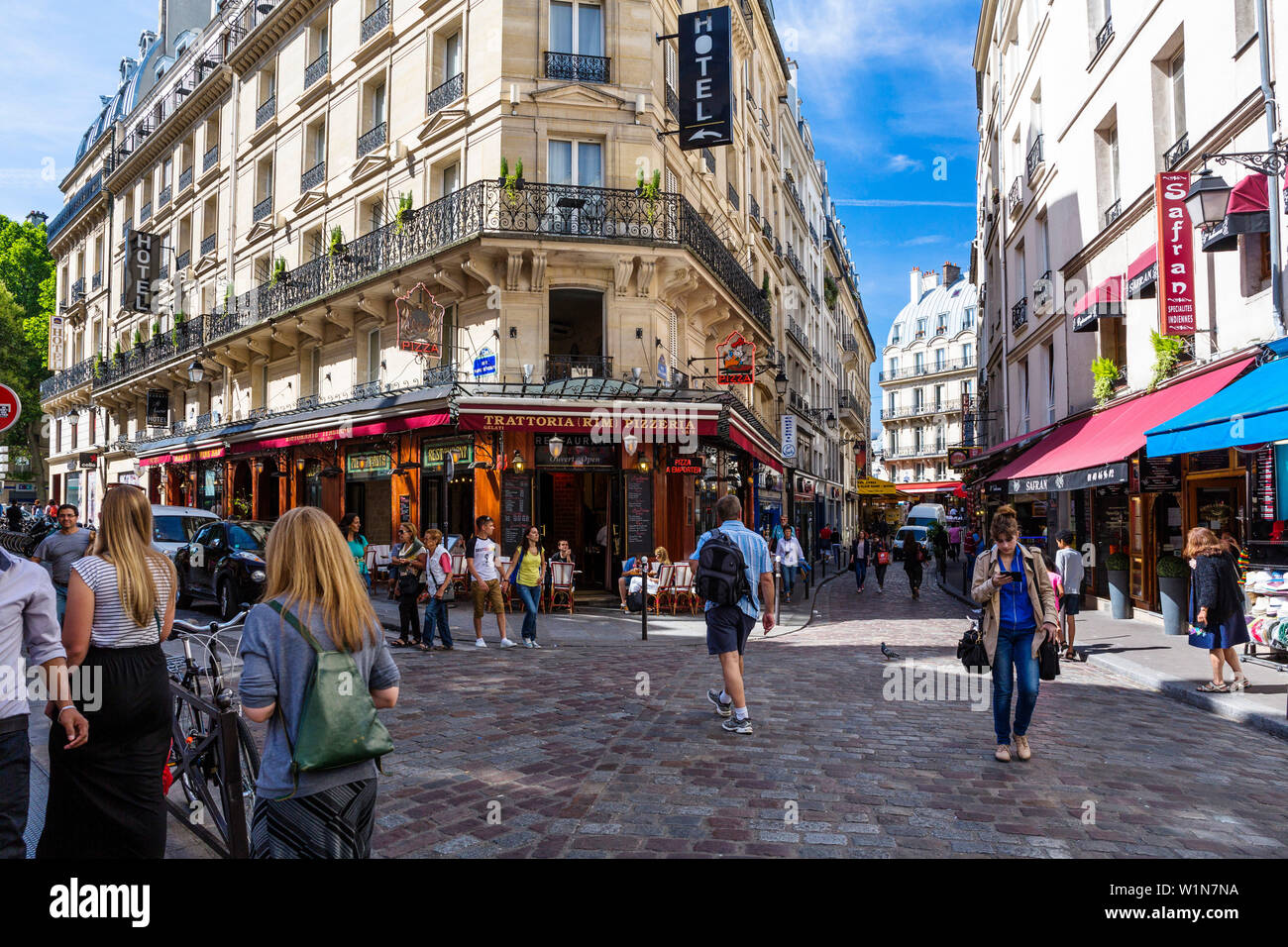 Rues de Paris avec ses cafés et restaurants, trattoria, Paris, France, Europe Banque D'Images