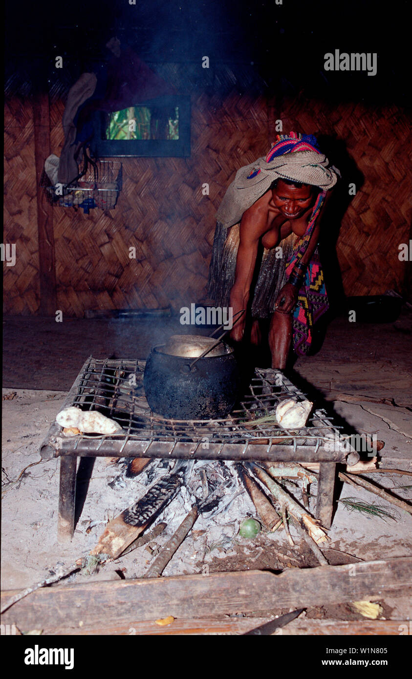 Huli Frau kocht in Huette, Huli femme cuisiner dans son h, Huli femme cuisiner dans sa hutte Banque D'Images
