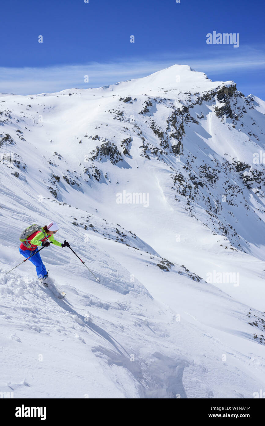Femme ski de descente, le Piz Piz Uter Uter, Alpes Livigno, Engadine, Grisons, Suisse Banque D'Images