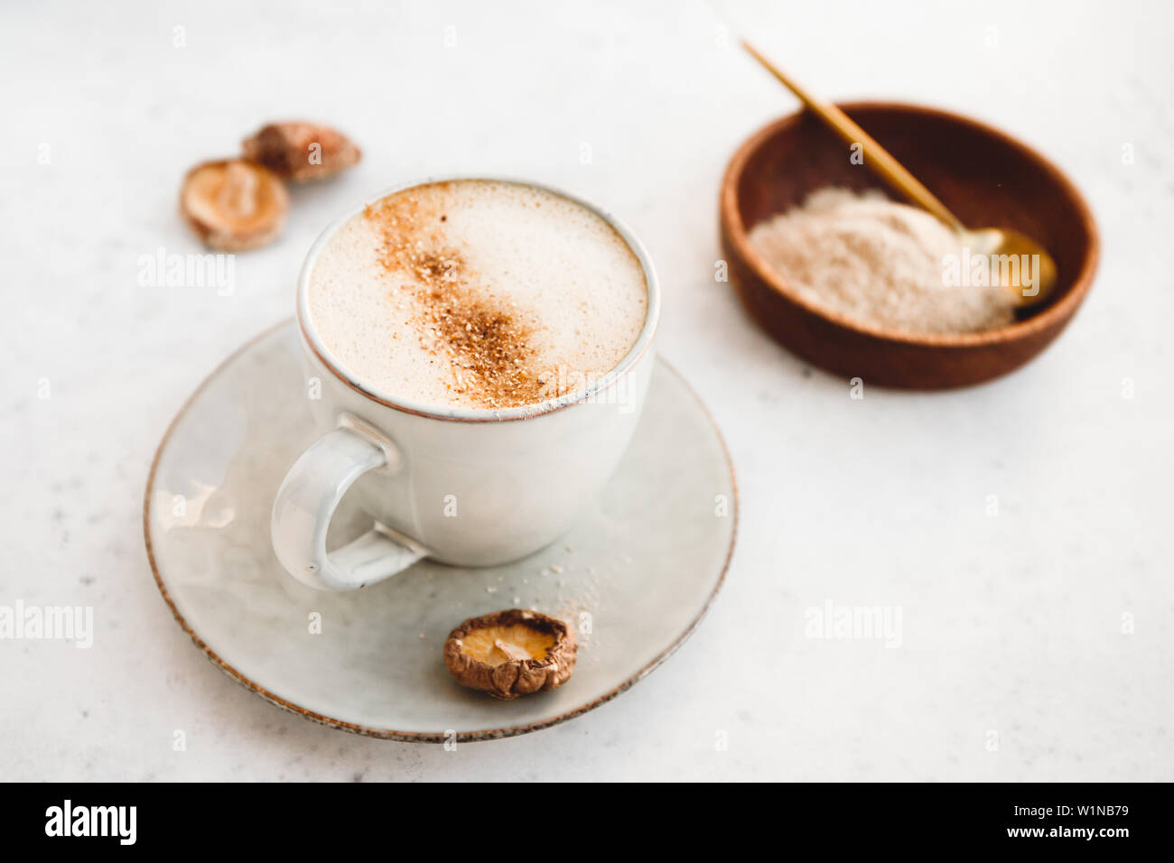Latte de champignons shiitake et poudre de noix de coco non sucrée amande lait-mélange. Boisson saine vegan utiles. Banque D'Images