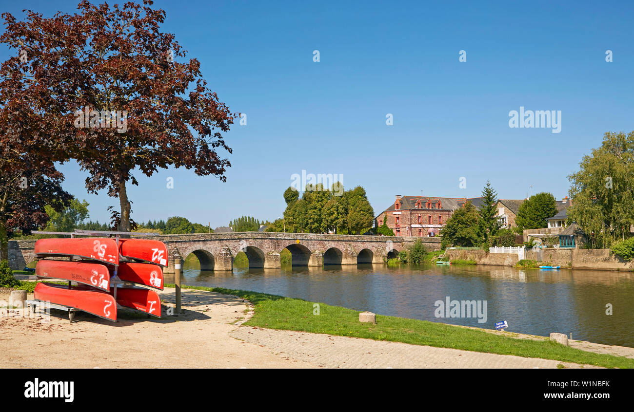 Pont de Pont-Réan, pont construit dans l'ardoise de l'autre côté de la rivière, la Vilaine, Departement Ille-et-Vilaine, Bretagne, France, Europe Banque D'Images