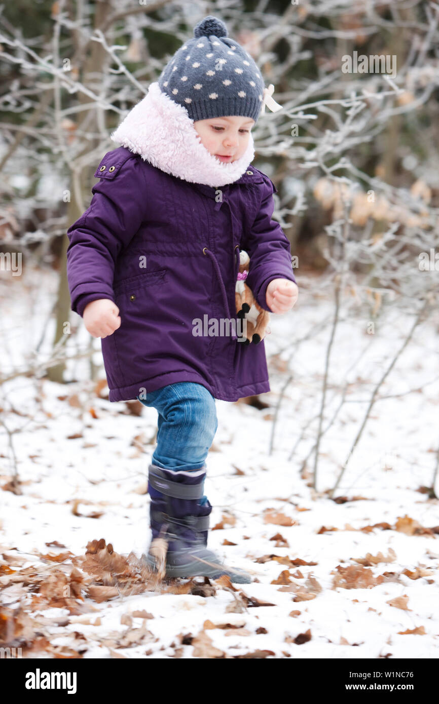 Fille (2 ans) dans la neige Banque D'Images