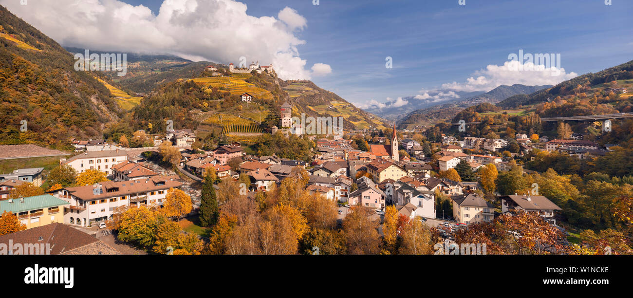 Vue panoramique de l'Eisacktal sur les toits de la ville Klausen avec le château Branzoll et l'église paroissiale à l'automne, les Alpes, l'Alto Adige, Banque D'Images