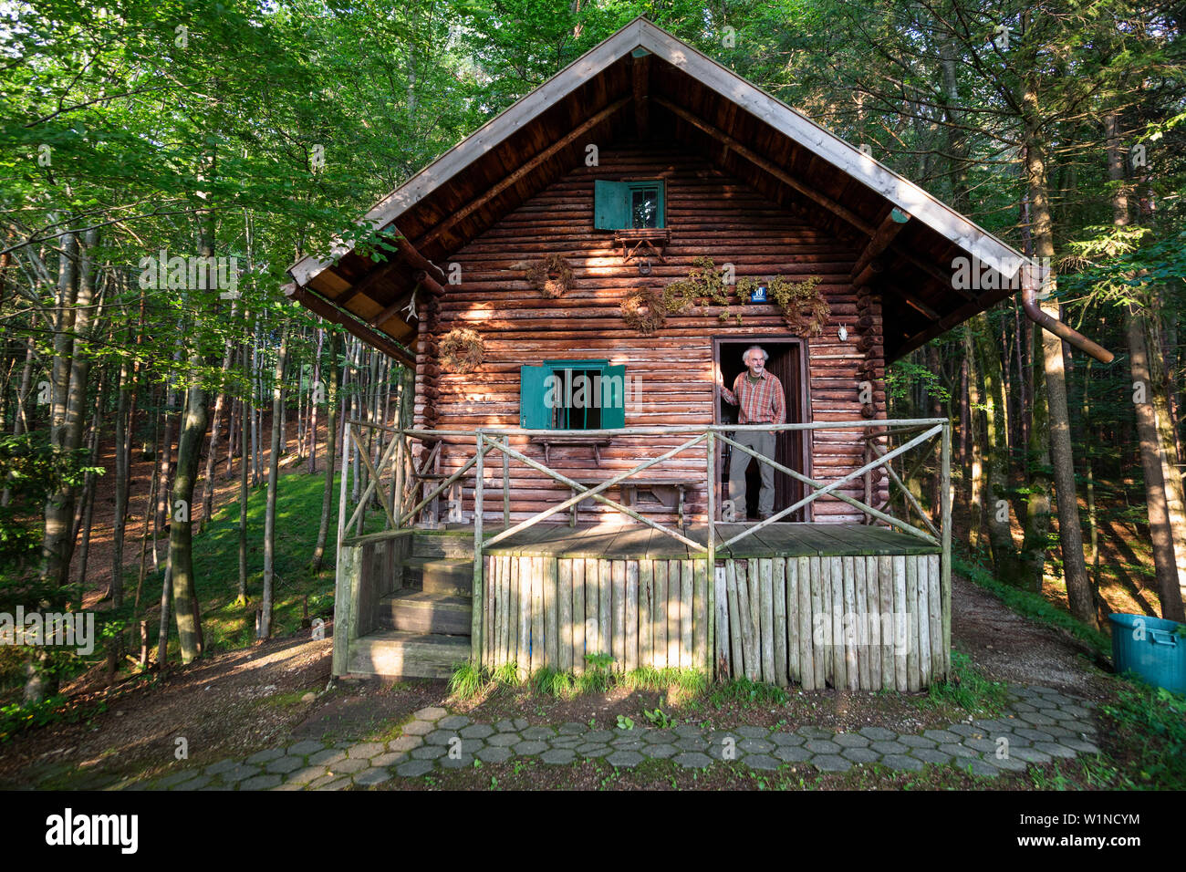 Un homme âgé dans la cabane en bois dans les forêts le long de la rivière de l'Isar près de Wolfratshausen, Upper Bavaria, Germany, Europe Banque D'Images