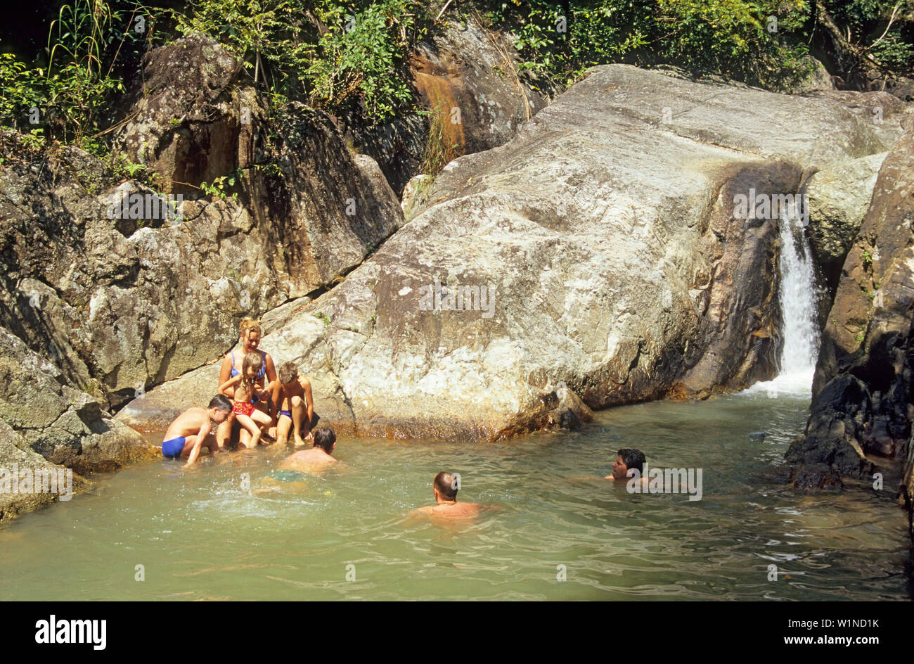 Les touristes nagent dans la piscine naturelle à l'Na Muang cascades dans le sud de l'île de Koh Samui, Thaïlande Banque D'Images