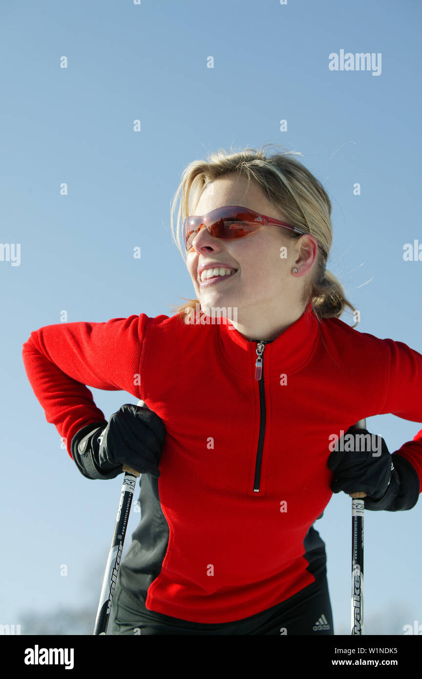 Woman leaning on bâtons de ski, Styrie, Autriche Banque D'Images