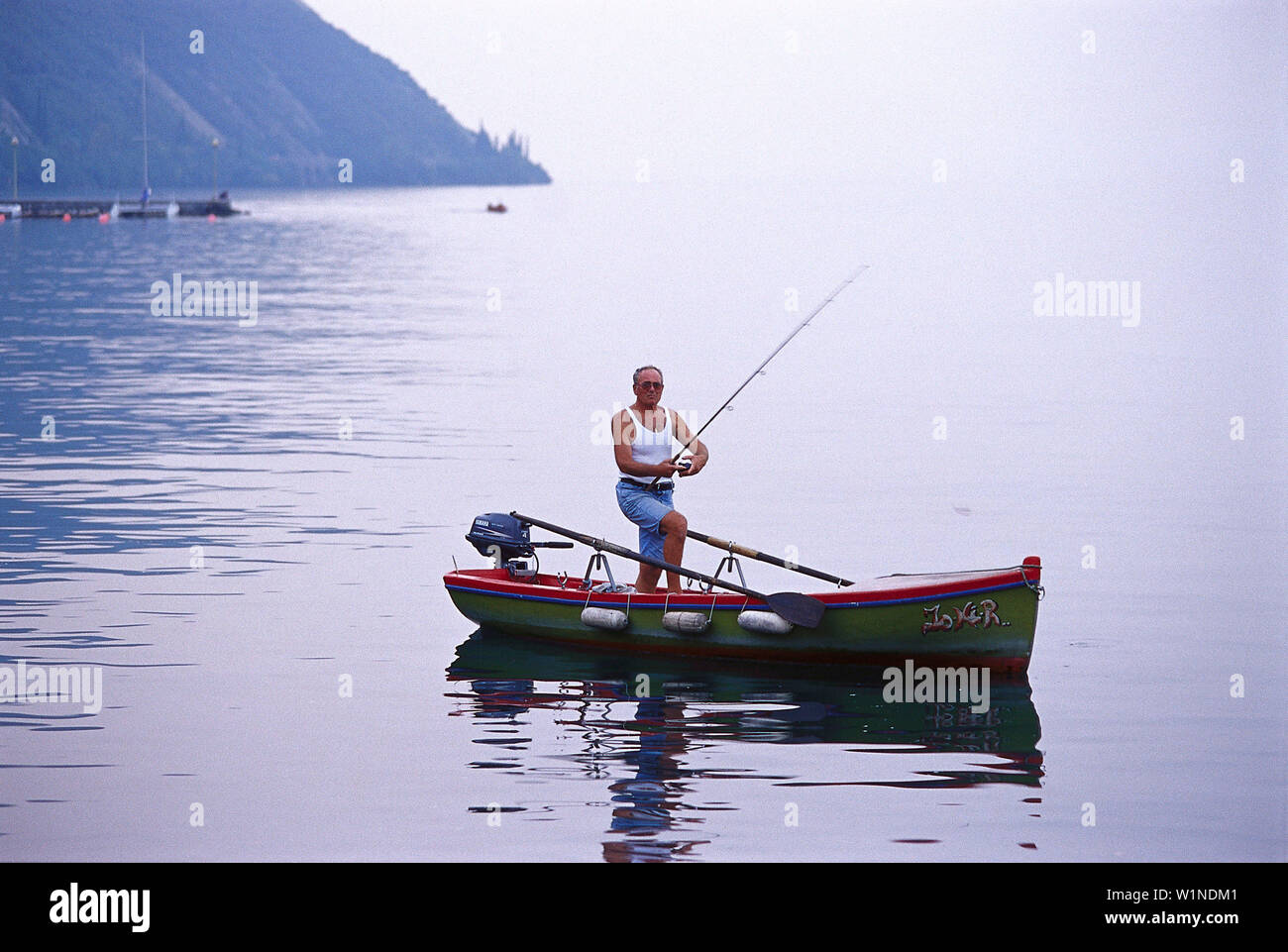 Pêcheur dans une barque, Torbole, Lago di Garda Trentin, Italie Banque D'Images