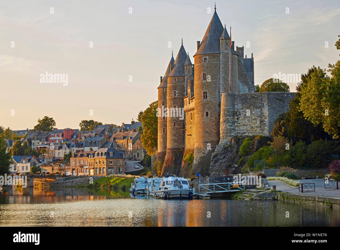 Soir, vue sur port et château de Josselin à l'écluse 35, Josselin, Oust et, Canal de Nantes à Brest, Departement Morbihan, Bretagne, France, Europ Banque D'Images