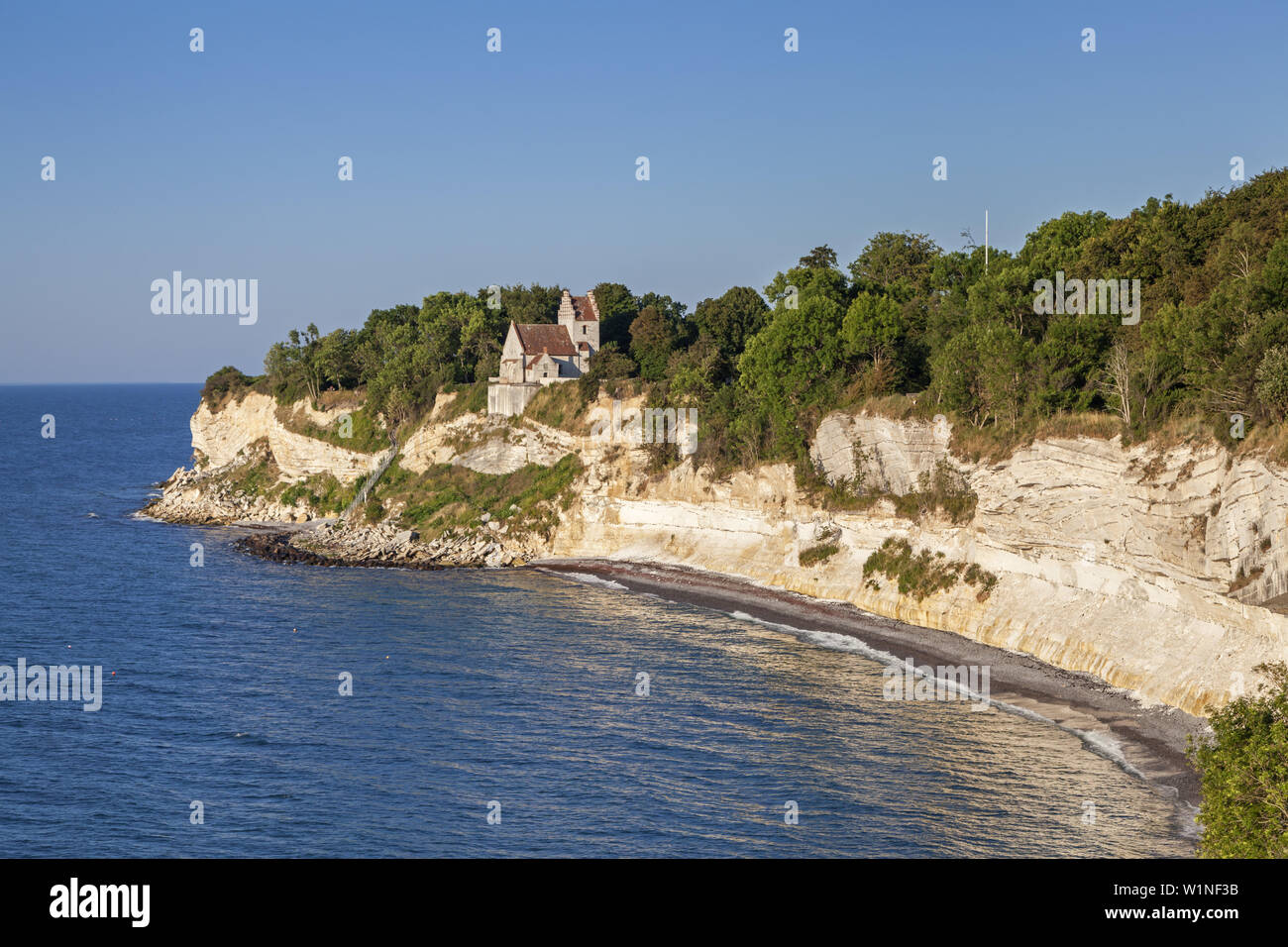 Ancienne église de Højerup sur les falaises de Stevns Klint, Store Heddinge, presqu'île de Stevns, la Nouvelle-Zélande, la Scandinavie, le Danemark, le nord de l'Europe Banque D'Images