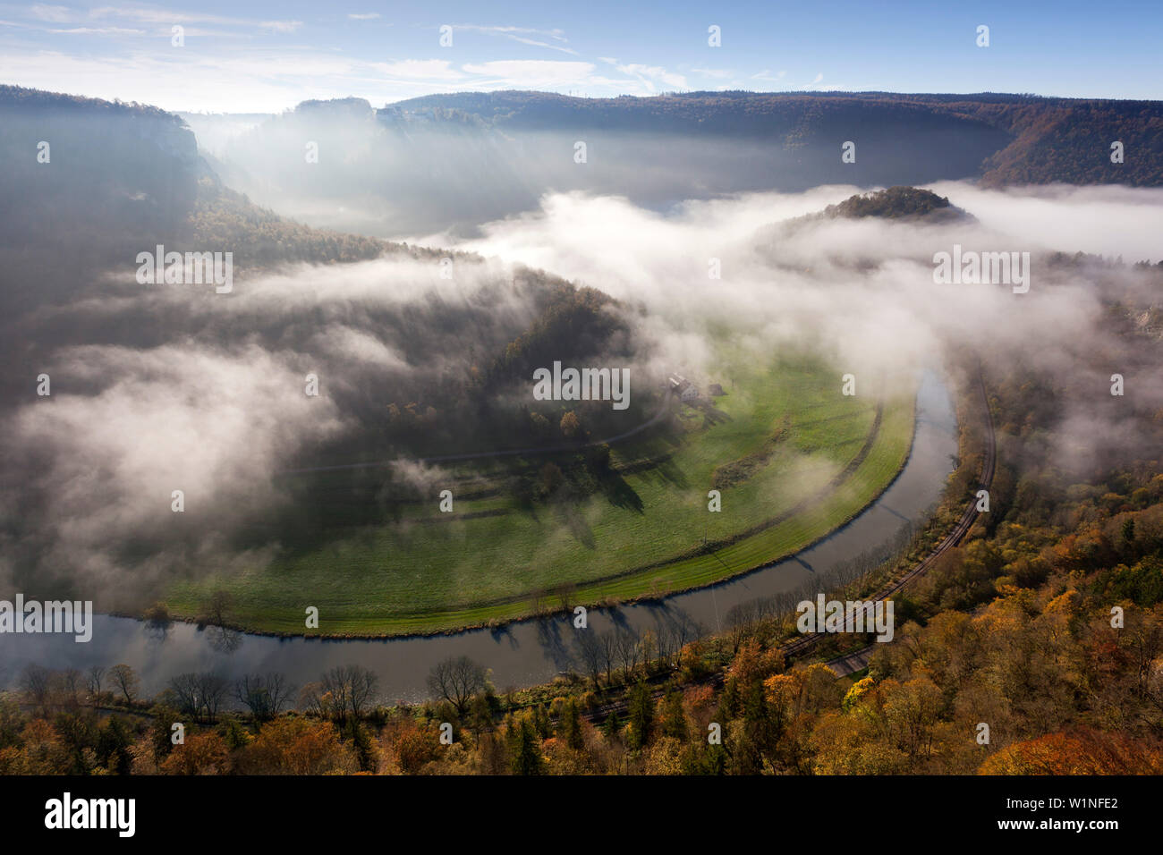 Clearing mist dans la vallée du Danube, le Parc Naturel du Danube supérieur, Bade-Wurtemberg, Allemagne Banque D'Images