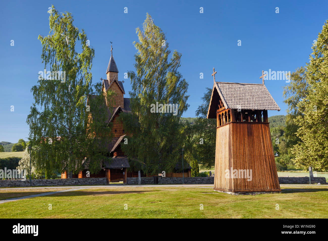 Heddal église avec son clocher en bois, sur pieds en été, Notodden, Telemark, Norvège, Scandinavie Banque D'Images