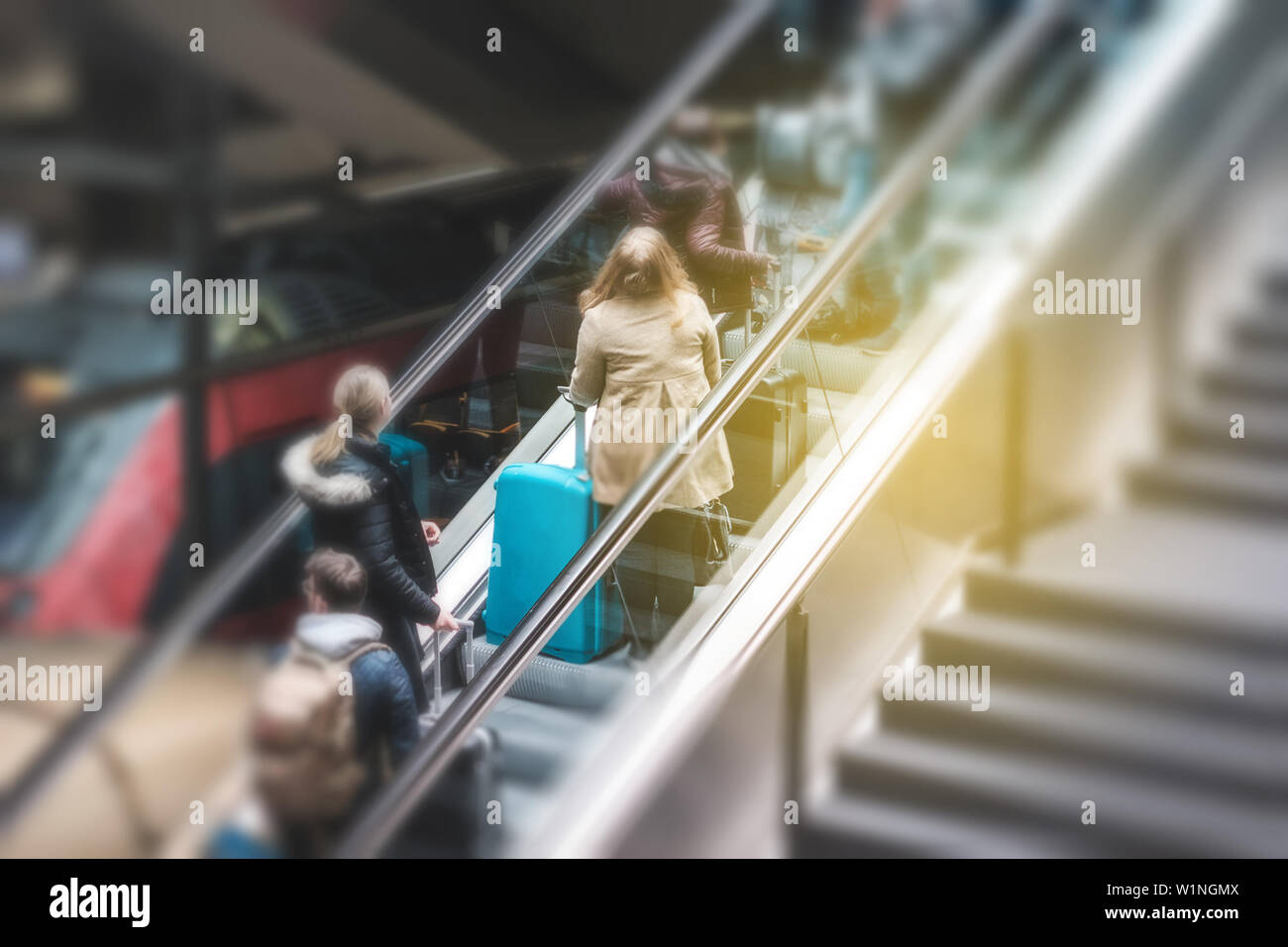 Les gens sur l'escalator à la gare, travel concept flou Banque D'Images