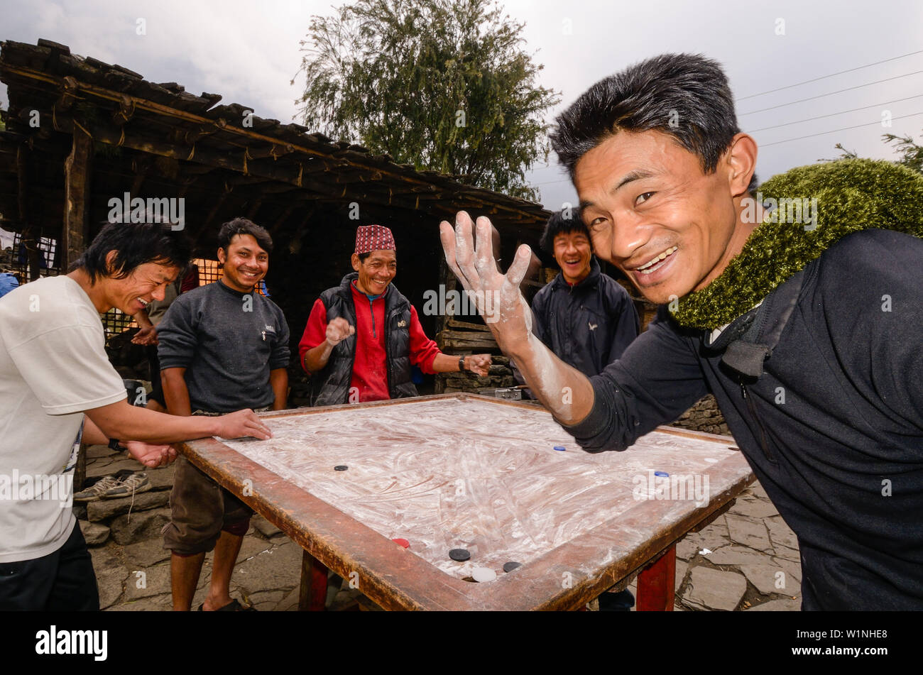 Les jeunes hommes jouant Carrom, le sport national du Népal, Népal, Himalaya, Asie Banque D'Images