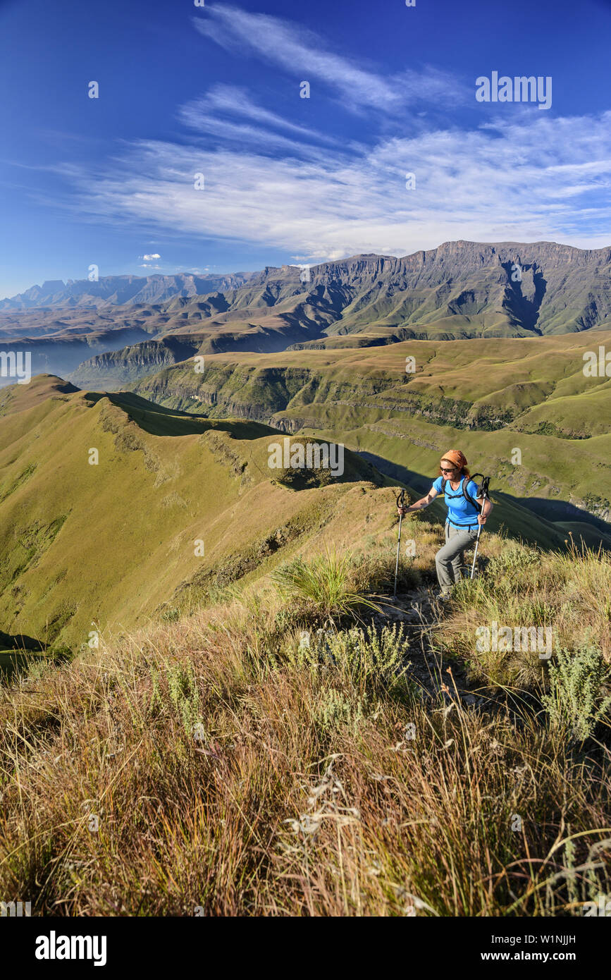 Randonnée avec femme Cathkin Peak, Château de Champagne, le château de Windsor et Thaba Chitja en arrière-plan, de Cathedral Peak, Mlambonja Wilderness Area, Drake Banque D'Images