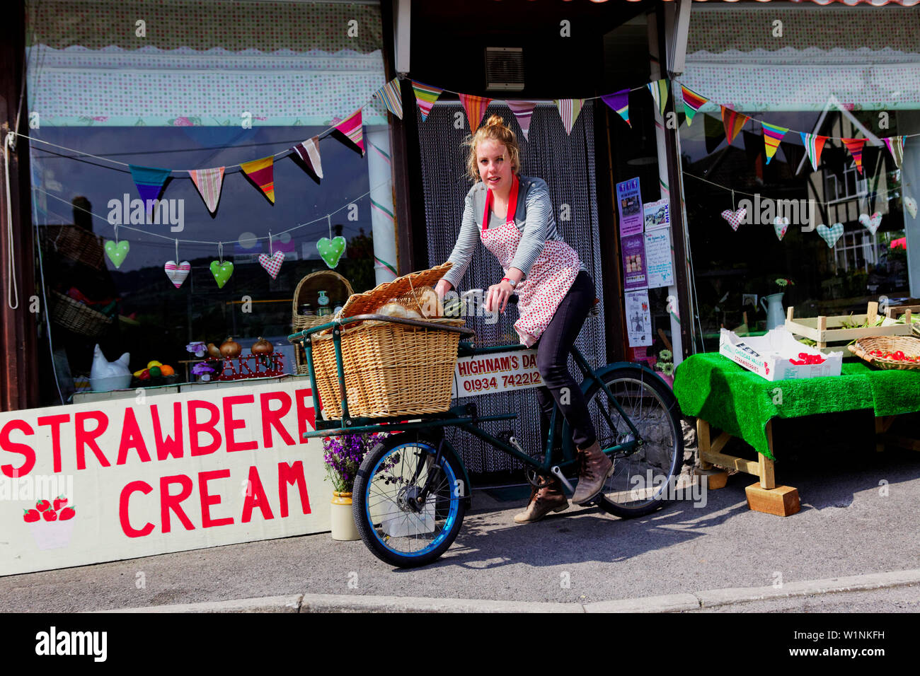 Livraison à domicile d'un deli à Cheddar, cheddar, Somerset, Avon, Angleterre, Grande-Bretagne Banque D'Images