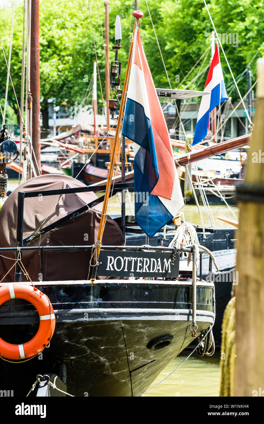 Bateaux dans le port de Rotterdam avec Haringvliet et légende du drapeau national, Rotterdam, Pays-Bas Banque D'Images