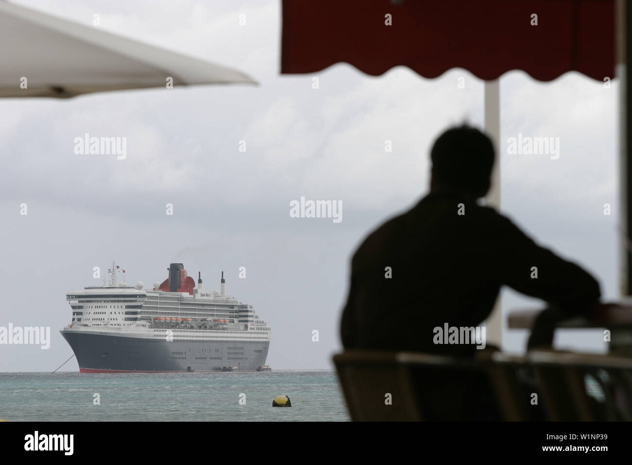 Queen Mary 2-Tide une ancre, au large de St Maarten, Queen Mary 2, QM2 Vor Anker liegend vor der Kueste von St.Martin in der Karibik. Buch S. 133 Banque D'Images