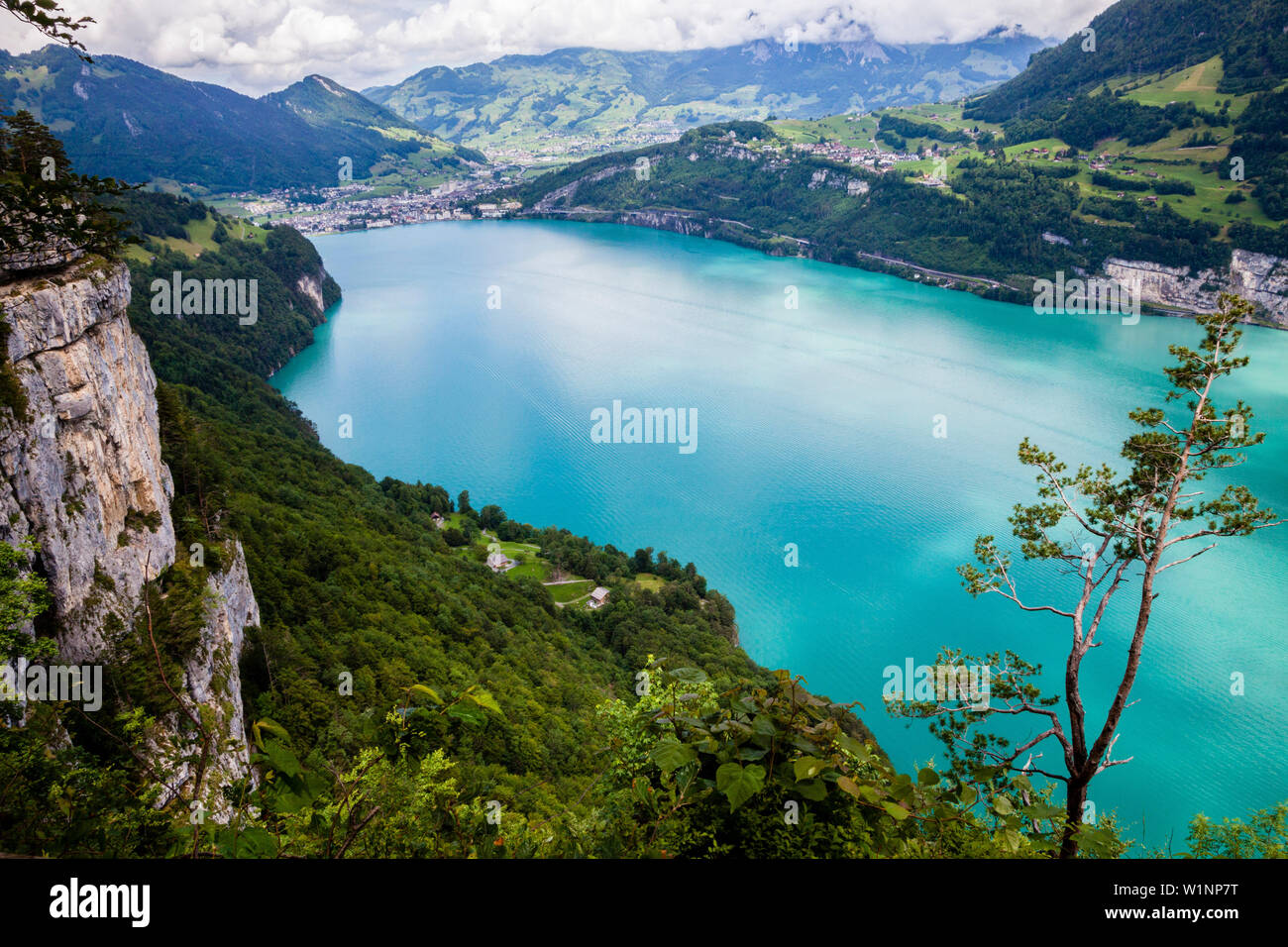 Le lac de Lucerne avec le Ruetli pré, l'origine de la Suisse, dans l'arrière-plan la ville de Brunnen, Canton d'Uri, Suisse centrale, Europe Banque D'Images