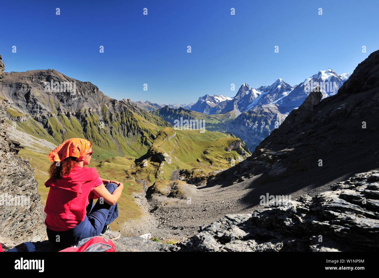 Woman looking at Wetterhorn Eiger, Jungfrau, Moench et, Sefinenfurgge, Site du patrimoine mondial de l'UNESCO Jungfrau-Aletsch, zone protégée, Oberland Bernois, Banque D'Images