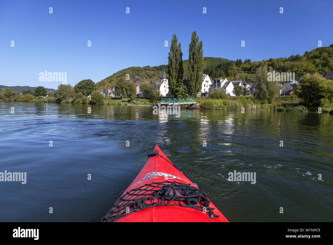 Kayak sur la Moselle près de Burgen, Eifel, Rhénanie-Palatinat, Allemagne, Europe Banque D'Images