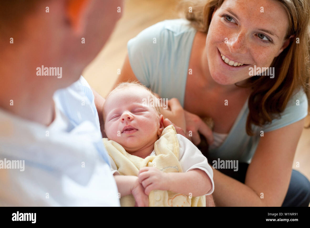 Parents with baby girl (1 semaine), Bad Oeynhausen, Rhénanie du Nord-Westphalie, Allemagne Banque D'Images