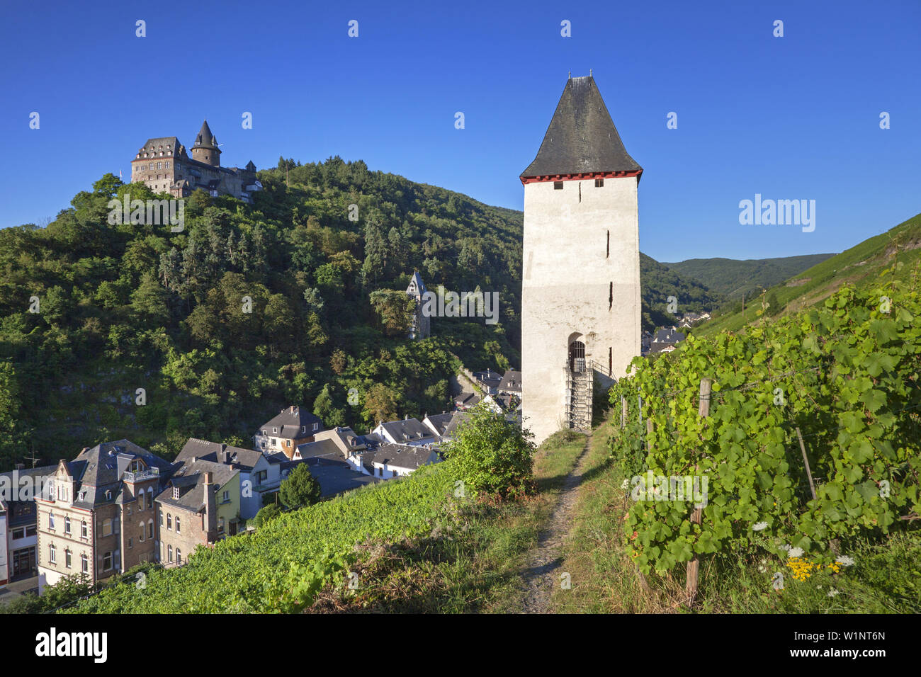 Une tour de défense à vue dans la vieille ville de Bacharach et Burg Château Stahleck, Vallée du Haut-Rhin moyen, la Rhénanie-Palatinat, Allemagne, Europe Banque D'Images