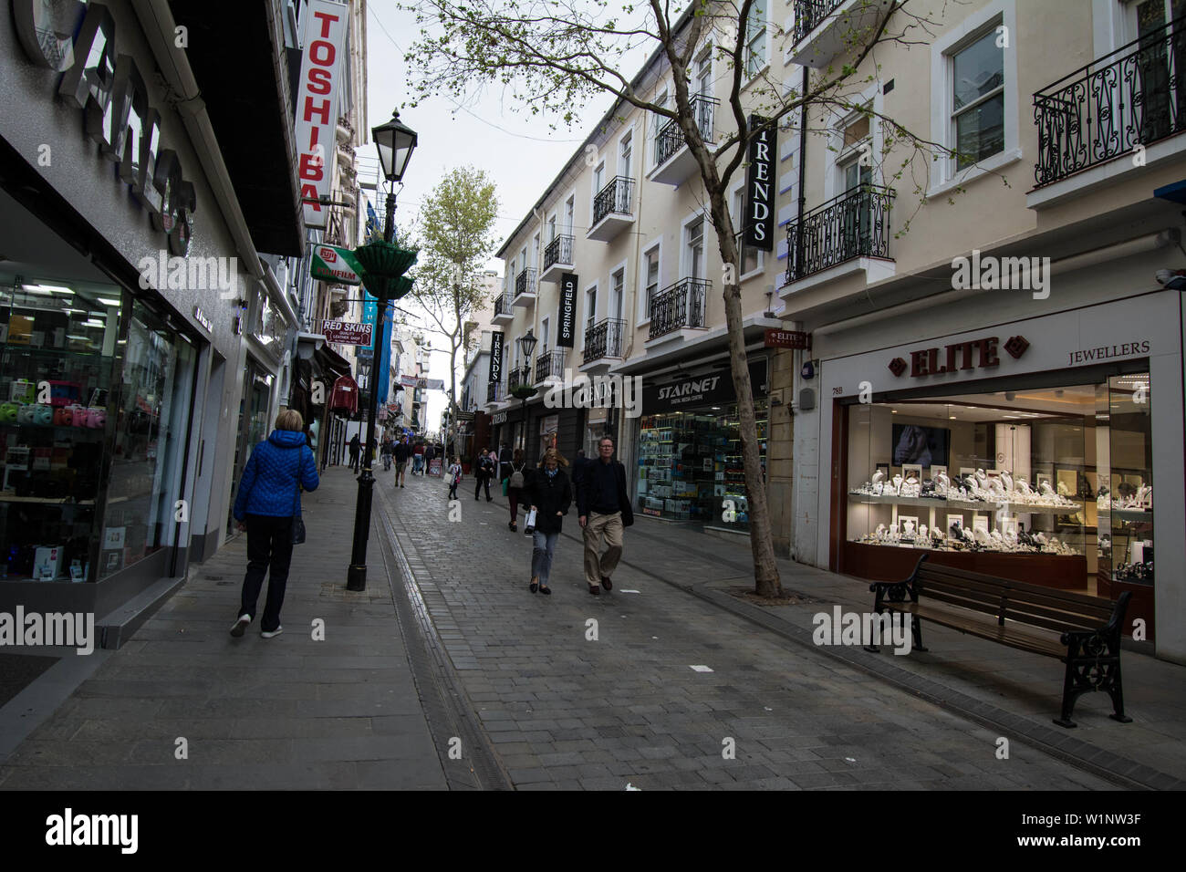 Shopping à Gibraltar bijoutiers et Toshiba signe principal lampadaire de lampadaire tourisme touristique signe de ville élite bijoutiers marcher chemin de chemin de chemin d'arbre Banque D'Images