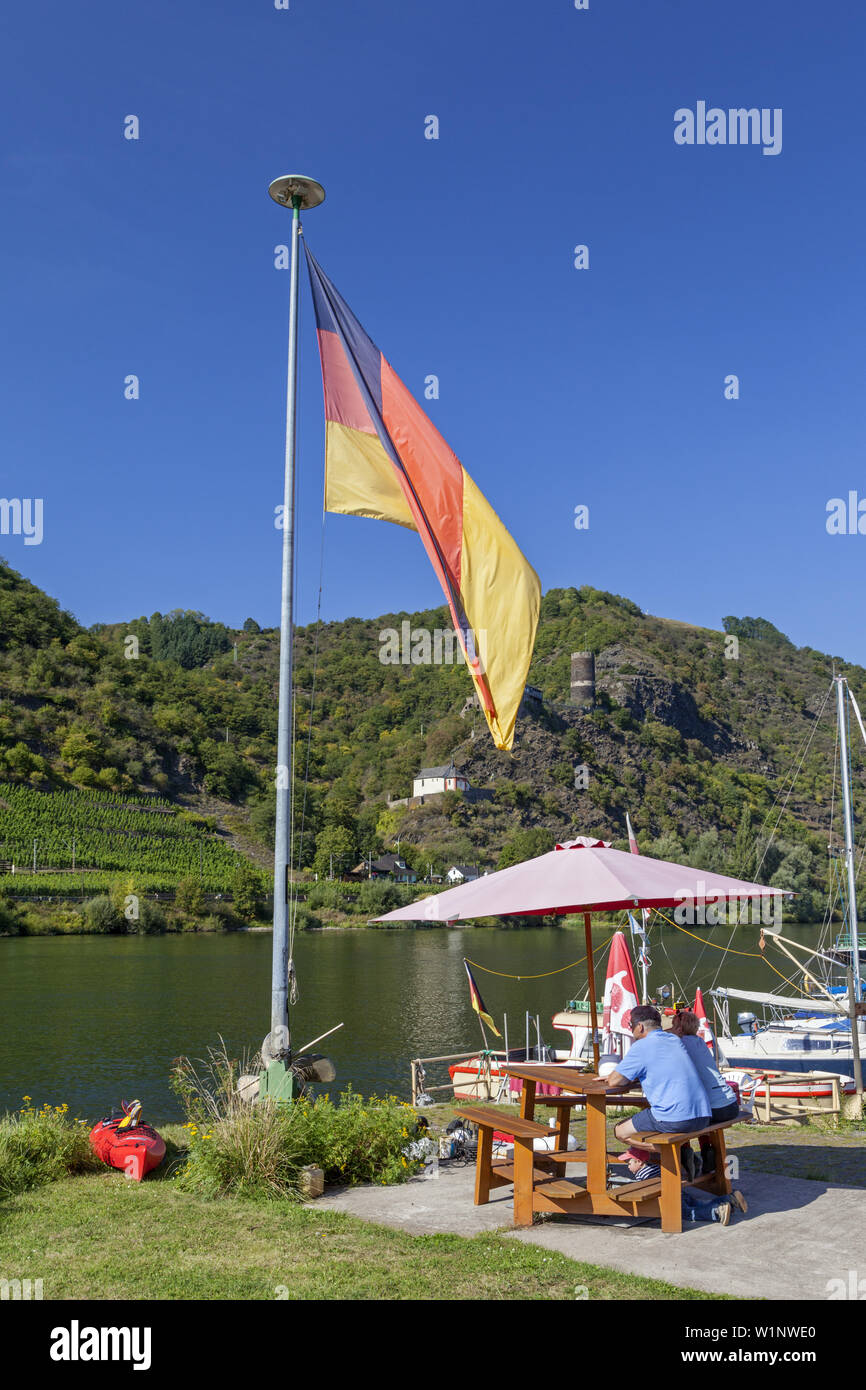 Location de bateau et de kiosk Klabautermann par la Moselle près de Burgen, Eifel, Rhénanie-Palatinat, Allemagne, Europe Banque D'Images