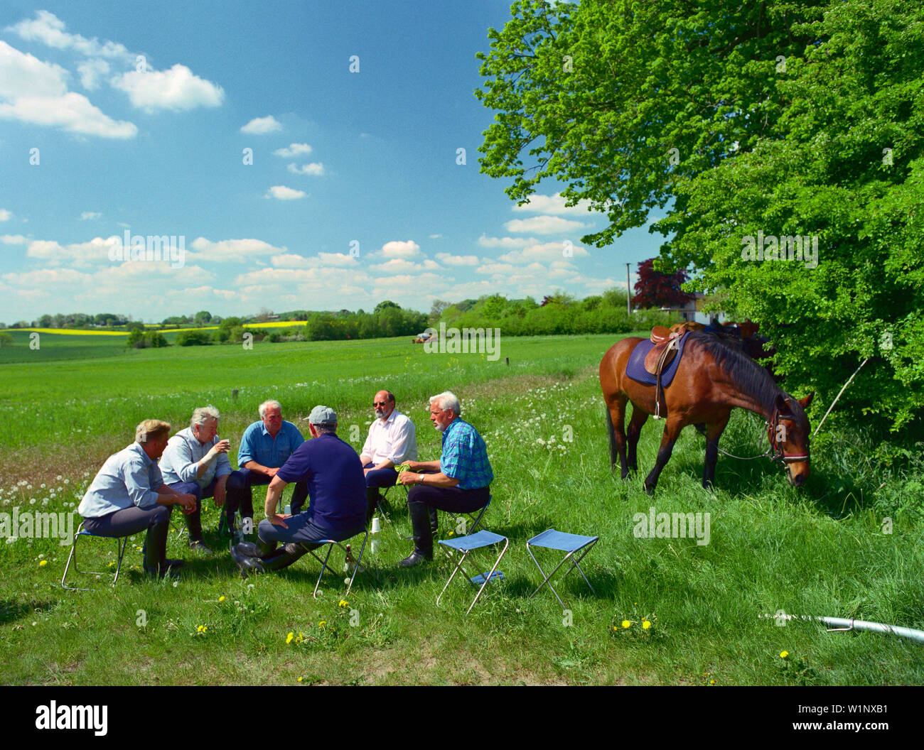 Excursion d'une journée avec des chevaux, des pères, près de Scheggerott Schleswig-Holstein, Allemagne Banque D'Images