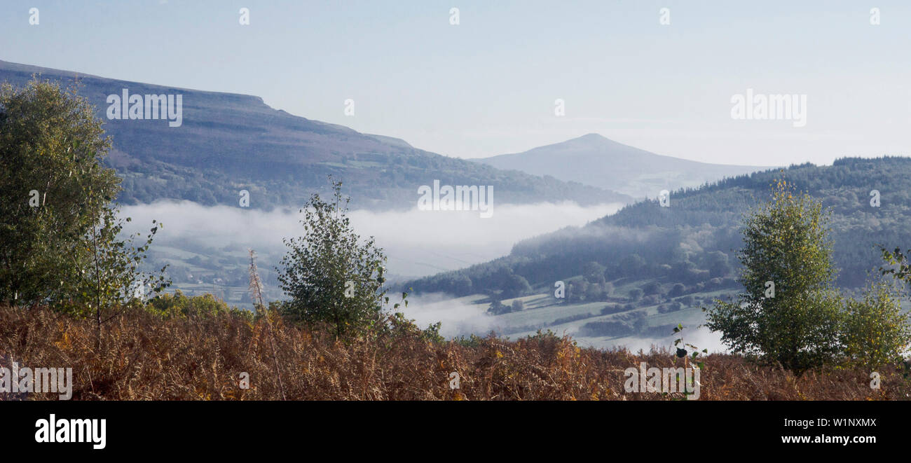 Sugar Loaf vu dans la vallée d'Usk entourée de brume depuis Buckland Hill, Powys, pays de Galles du Sud Banque D'Images