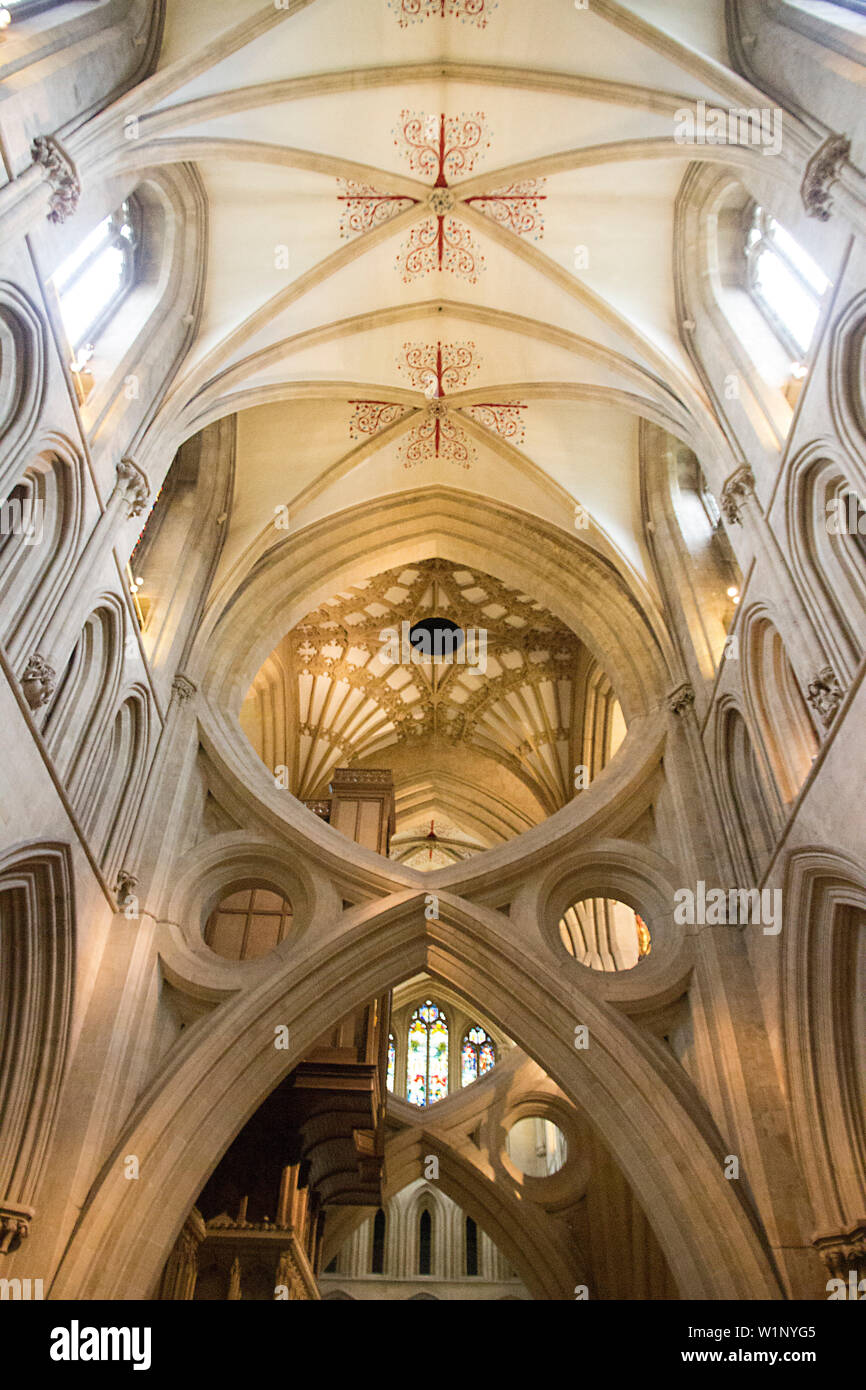 La cathédrale de Wells, principalement au début de l'architecture gothique anglaise de la fin du XIIe siècle au début du XIIIe siècle avec 300 figures sculptées sur son front, Somerset. Banque D'Images