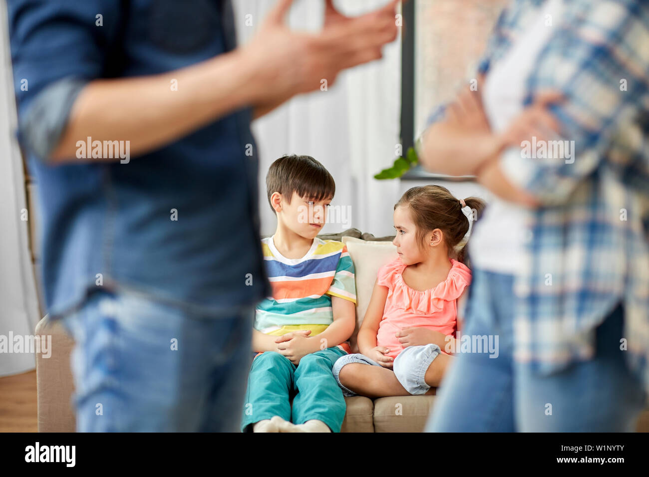 Les enfants regarder leurs parents se disputer à la maison Banque D'Images