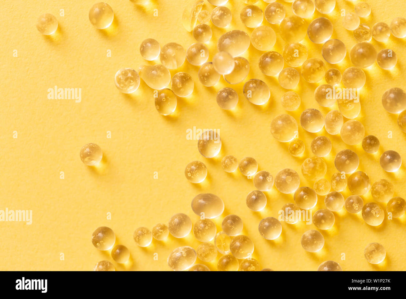 Granulés de gel de silice sur fond jaune. L'humidité de silicium Banque D'Images