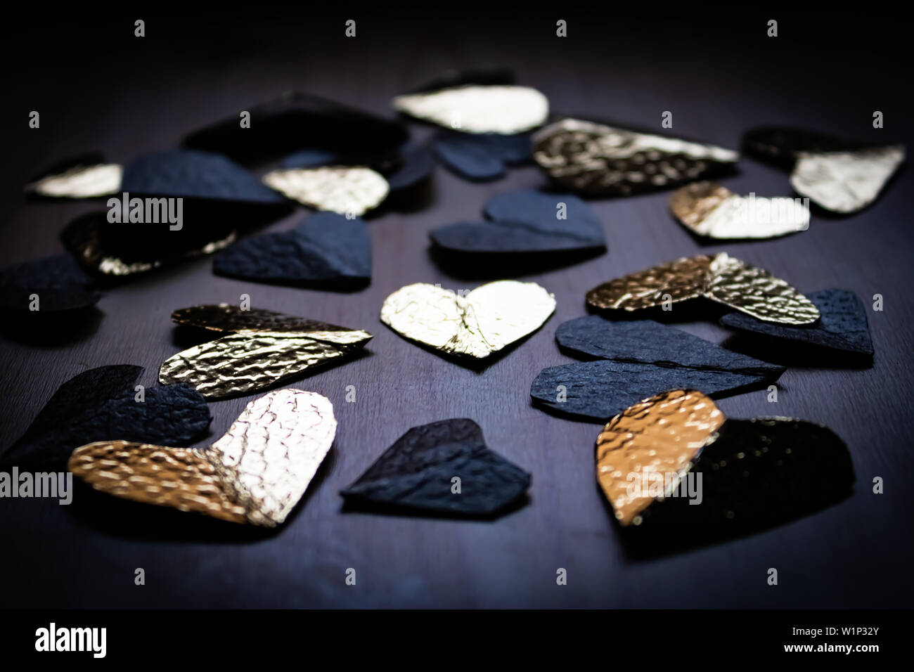 Groupe d'aluminium doré noir et le cœur sur la table en bois Banque D'Images