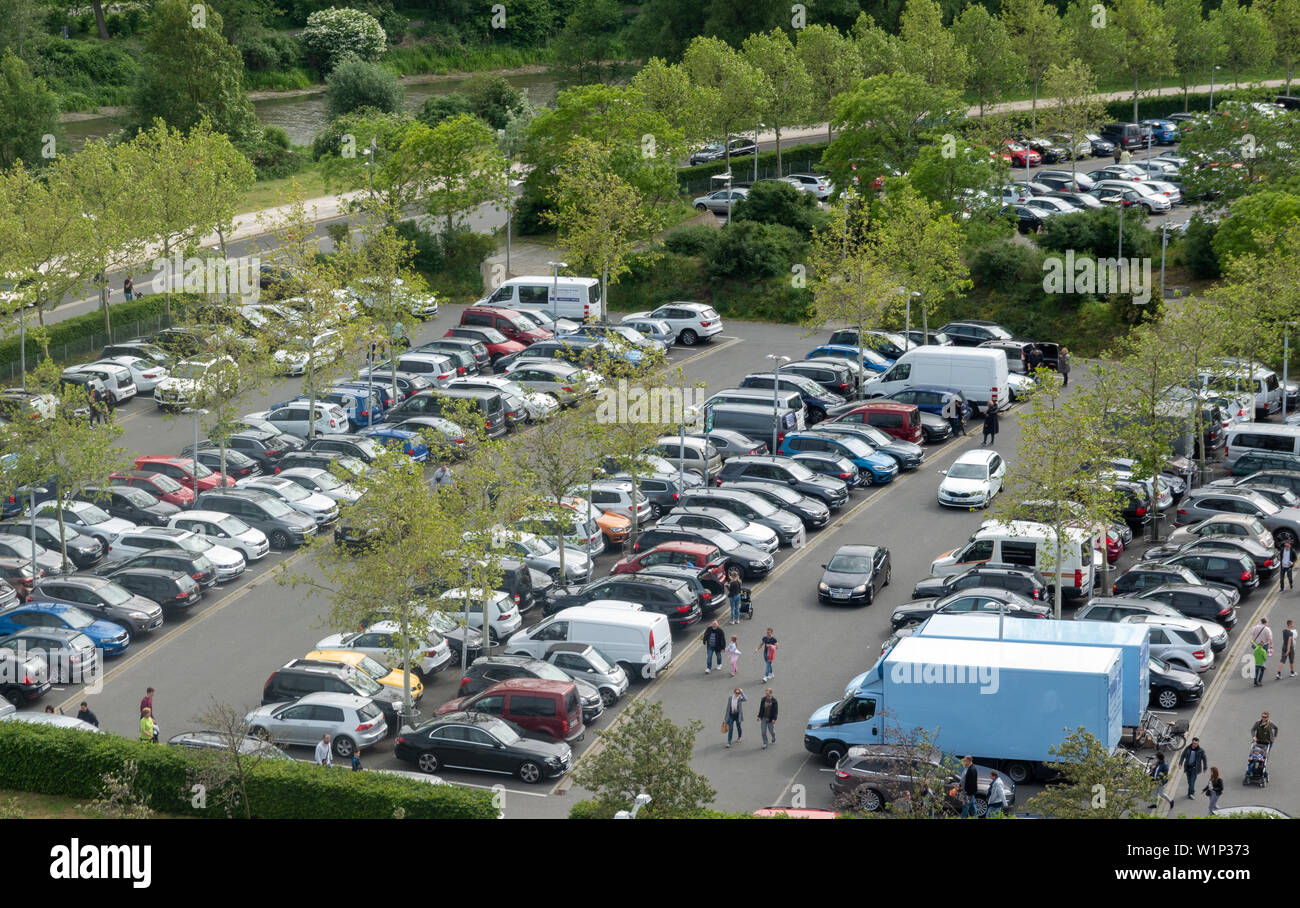 Wolfsburg, Allemagne, le 26 mai., 2019 : Vue aérienne du terrain de stationnement pour les véhicules à moteur à l'Allerpark Banque D'Images