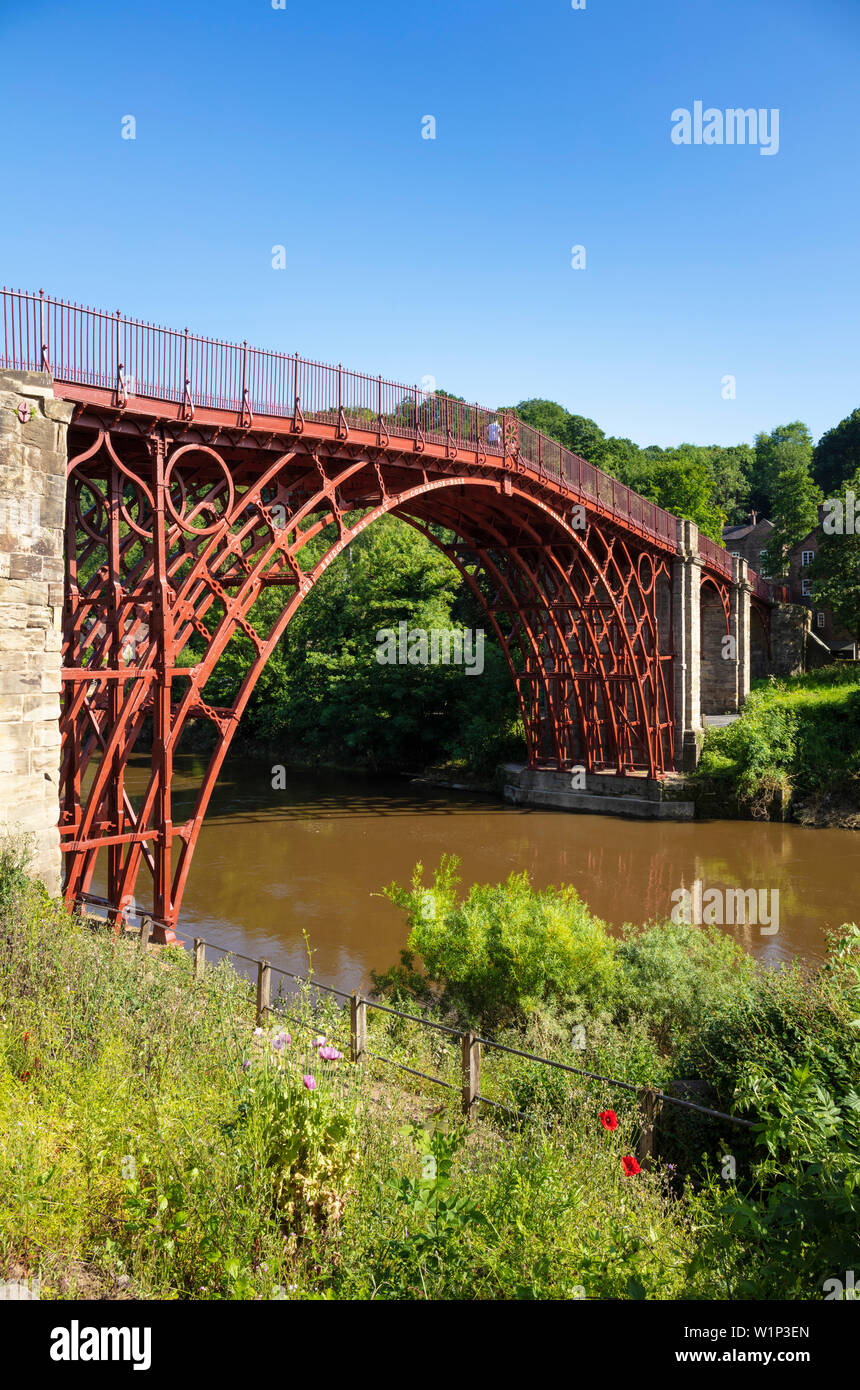 Ironbridge Shropshire le pont Ironbridge au-dessus de la rivière Severn dans la gorge d'ironbridge Pont de fer Shropshire angleterre GB Royaume-Uni europe Banque D'Images